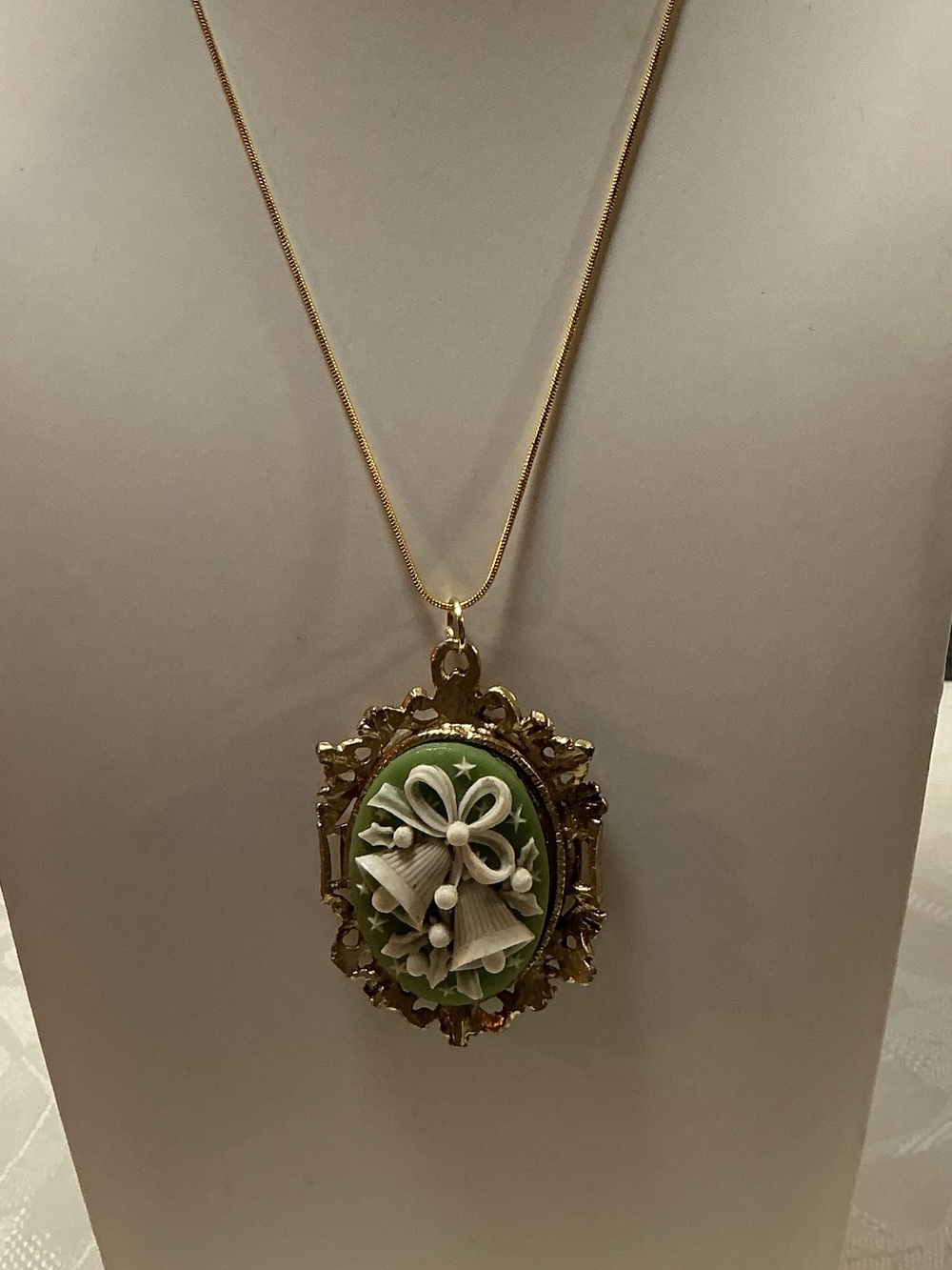 Vanda USA Christmas Bells Cameo Locket Gold Tone Pendant Necklace - Empty